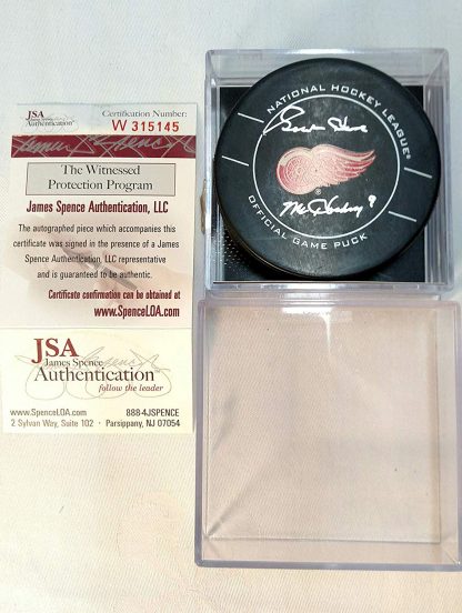 Autographed Gordie Howe Detroit Red Wings Official Game Puck